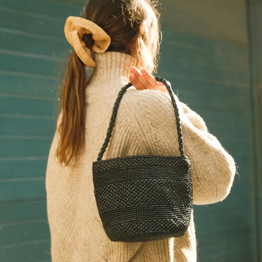 petit sac seau en crochet de raphia noir